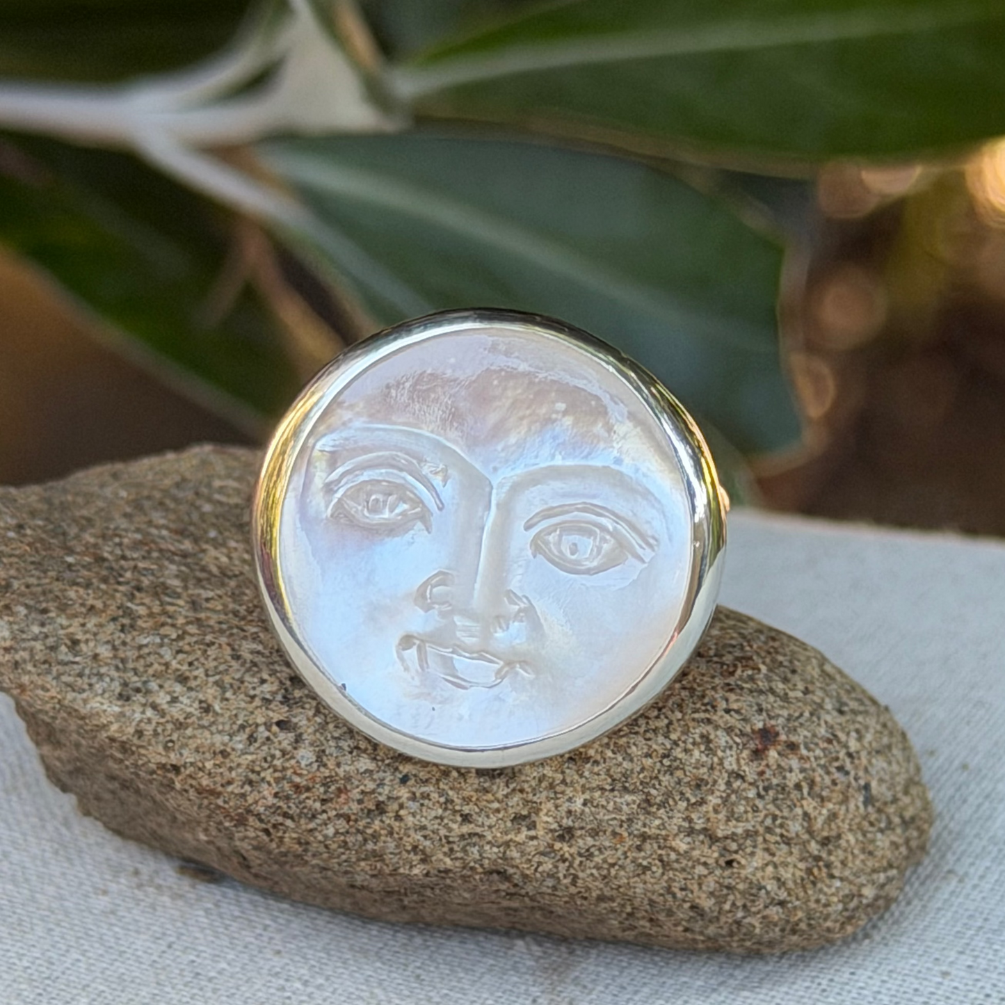 Adjustable moonface ring