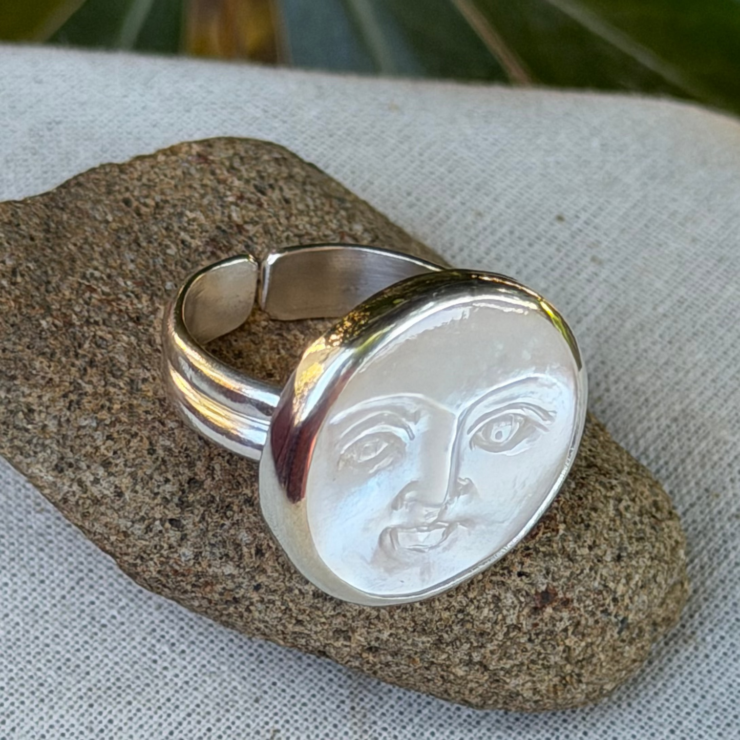 Adjustable moonface ring