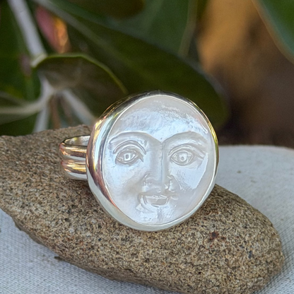 Adjustable moonface ring