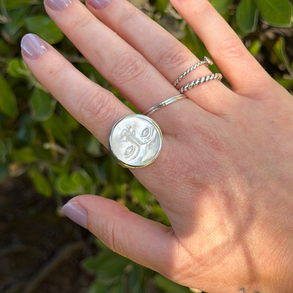 Adjustable moonface ring