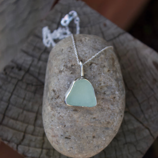 Shore necklace pale green