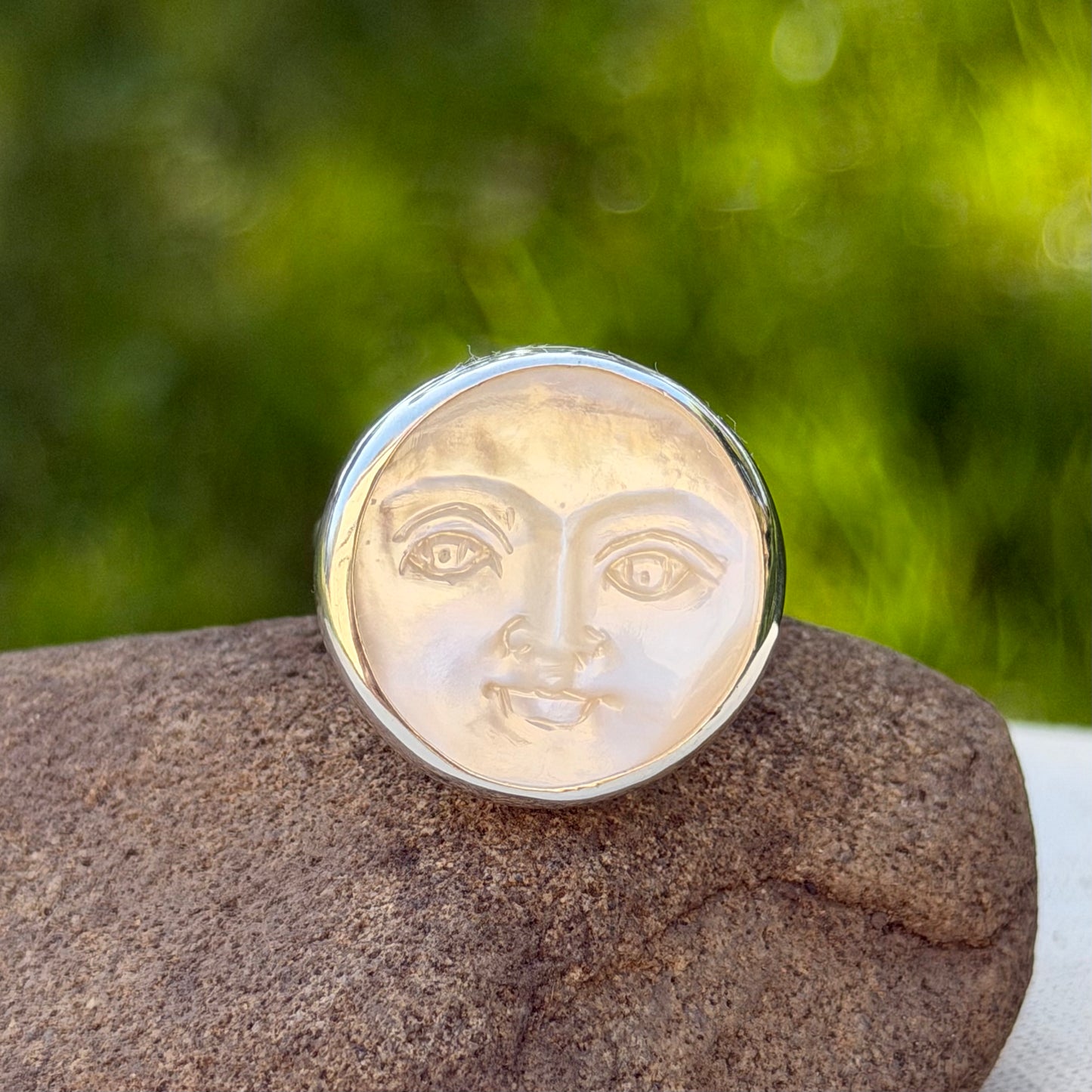 Adjustable moonface ring