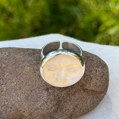 Adjustable moonface ring