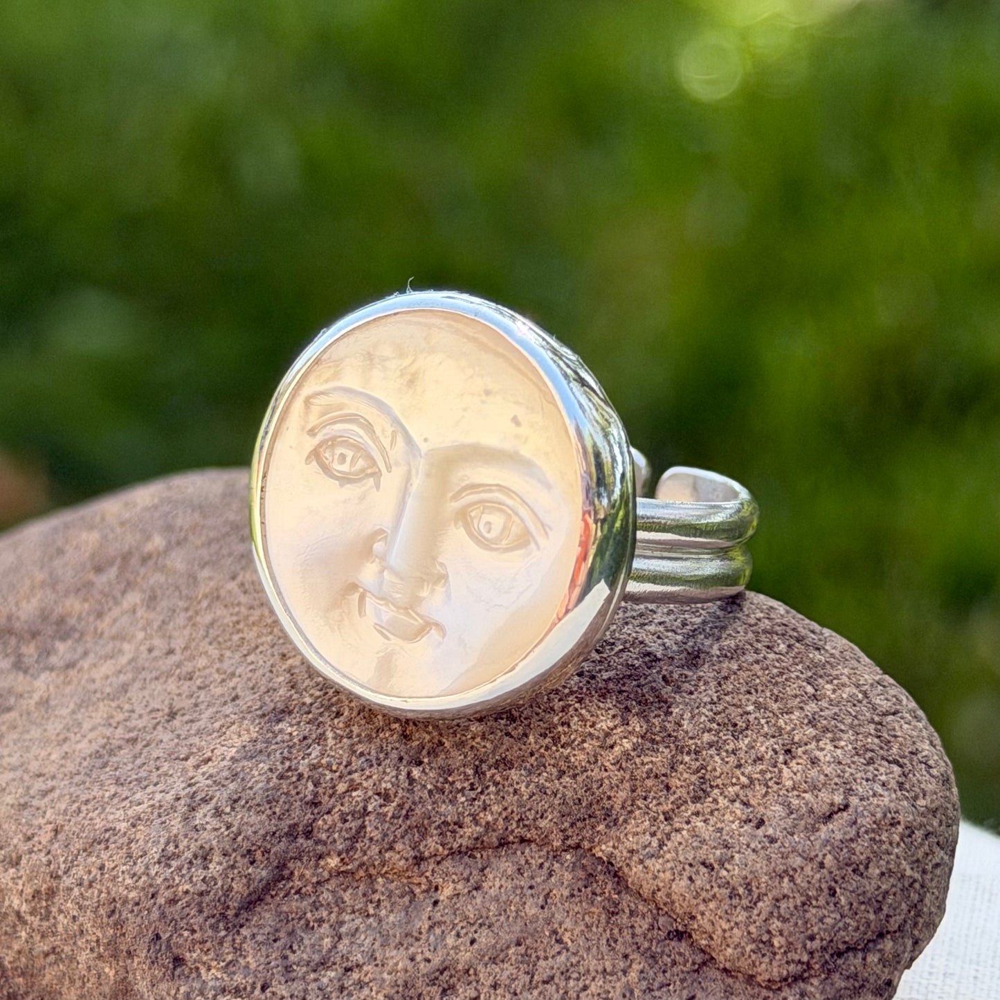 Adjustable moonface ring