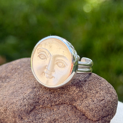 Adjustable moonface ring