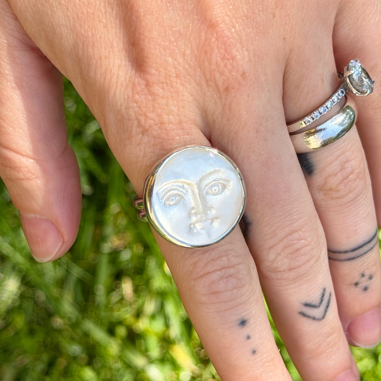 Adjustable moonface ring