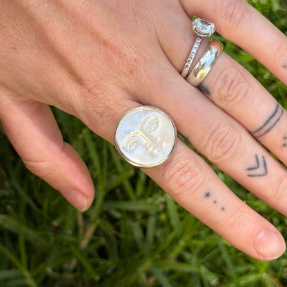 Adjustable moonface ring