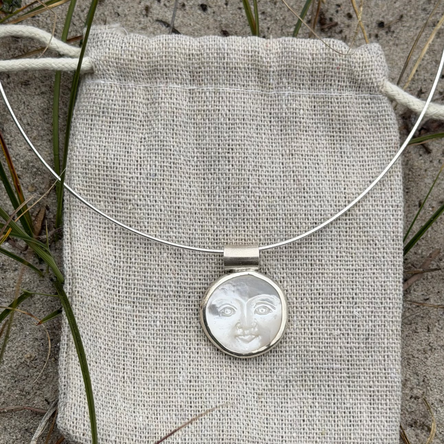 Moonface choker